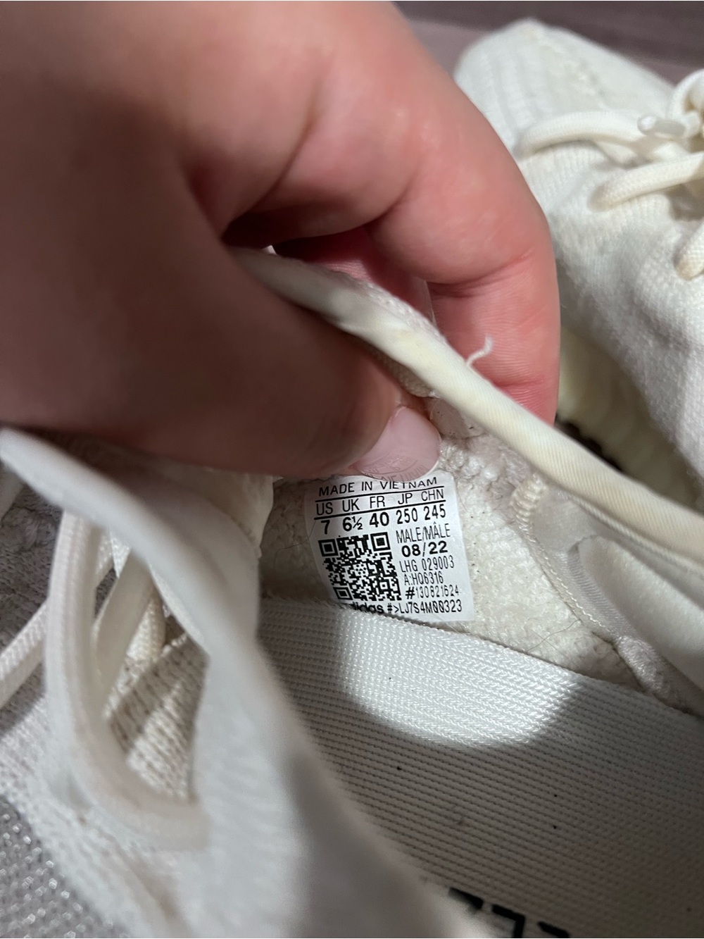 Men's YEEZY Sneakers - Picture 4 of 4